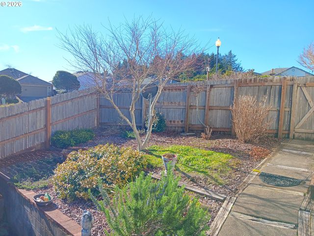 5118 Ne VOYAGE Ave, Lincoln City, OR 97367