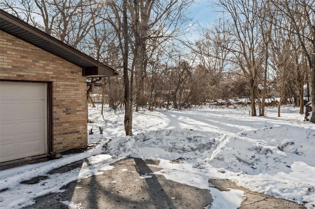 26261 La Muera Street, Farmington Hills, MI 48334