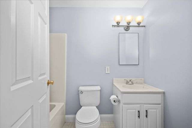 4 Mayberry Dr E, Westborough, MA 01581