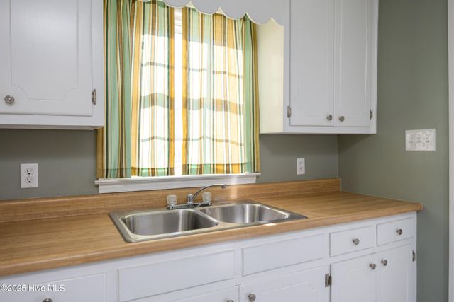 402 Willow Road, Clinton, NC 28328