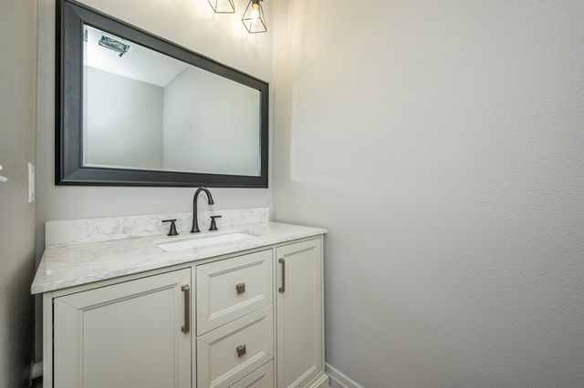 623 S 4th Avenue W, Newton, IA 50208