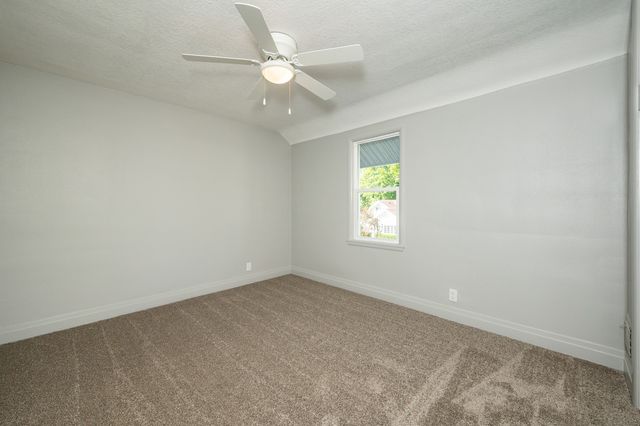 623 S 4th Avenue W, Newton, IA 50208