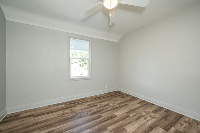 623 S 4th Avenue W, Newton, IA 50208