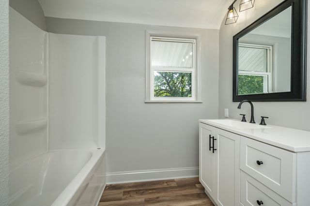 623 S 4th Avenue W, Newton, IA 50208