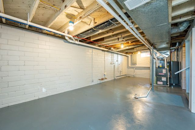 623 S 4th Avenue W, Newton, IA 50208