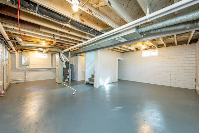 623 S 4th Avenue W, Newton, IA 50208