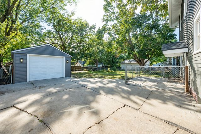 623 S 4th Avenue W, Newton, IA 50208