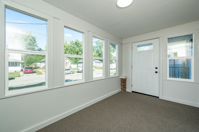 623 S 4th Avenue W, Newton, IA 50208