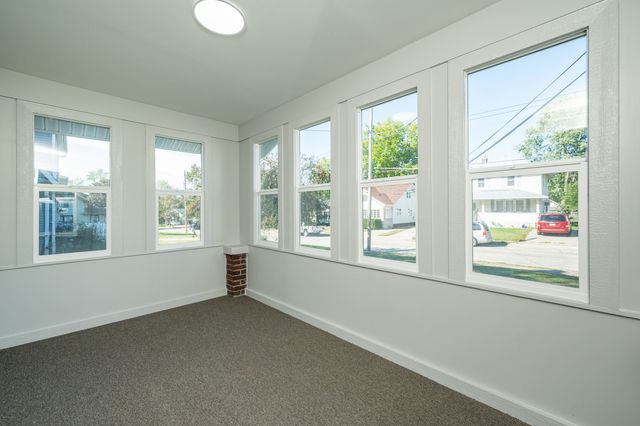 623 S 4th Avenue W, Newton, IA 50208