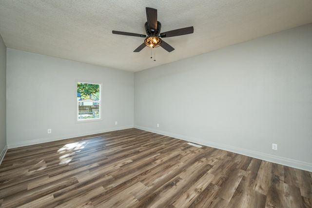 623 S 4th Avenue W, Newton, IA 50208