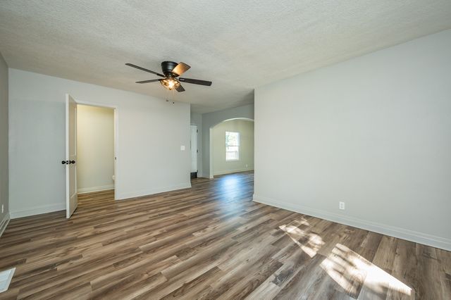 623 S 4th Avenue W, Newton, IA 50208