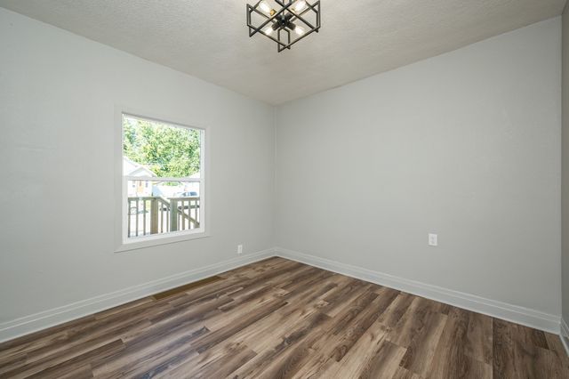 623 S 4th Avenue W, Newton, IA 50208