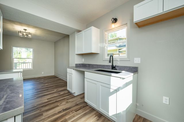 623 S 4th Avenue W, Newton, IA 50208