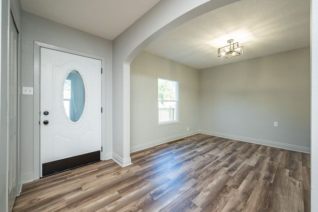 623 S 4th Avenue W, Newton, IA 50208