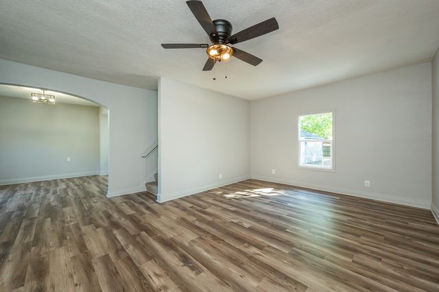 623 S 4th Avenue W, Newton, IA 50208