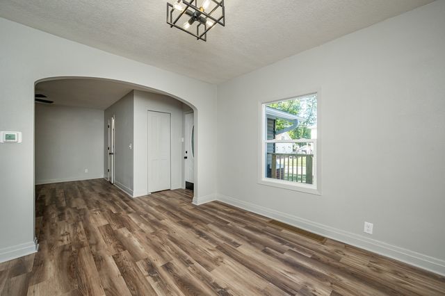 623 S 4th Avenue W, Newton, IA 50208