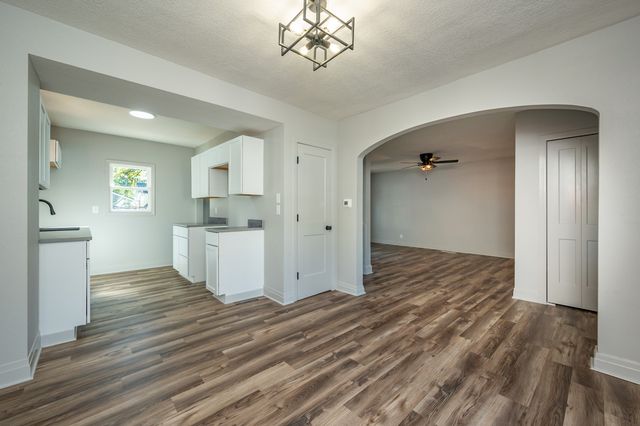 623 S 4th Avenue W, Newton, IA 50208