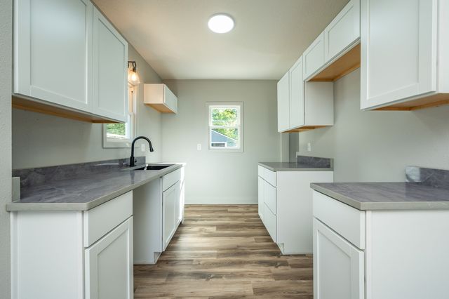 623 S 4th Avenue W, Newton, IA 50208