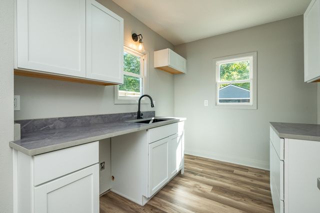 623 S 4th Avenue W, Newton, IA 50208