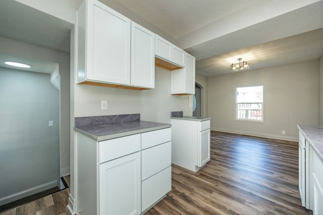 623 S 4th Avenue W, Newton, IA 50208