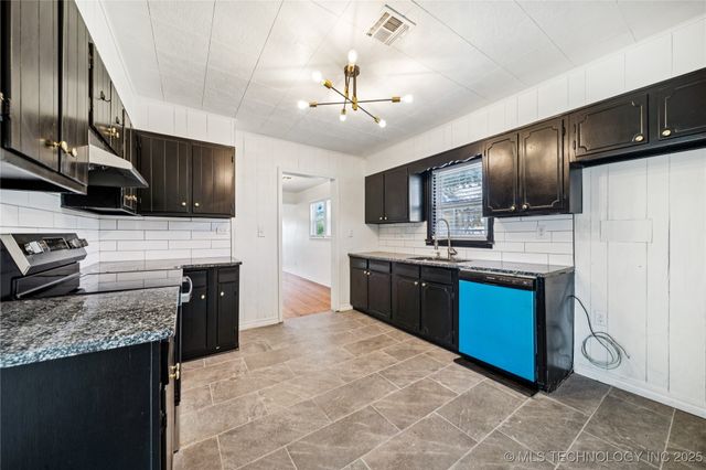 411 N Roosevelt Avenue, Sand Springs, OK 74063