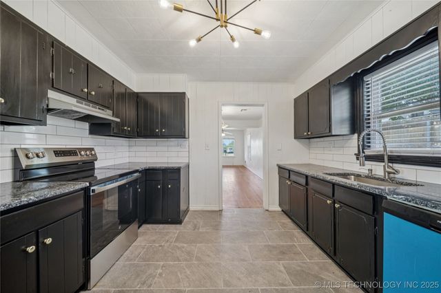 411 N Roosevelt Avenue, Sand Springs, OK 74063