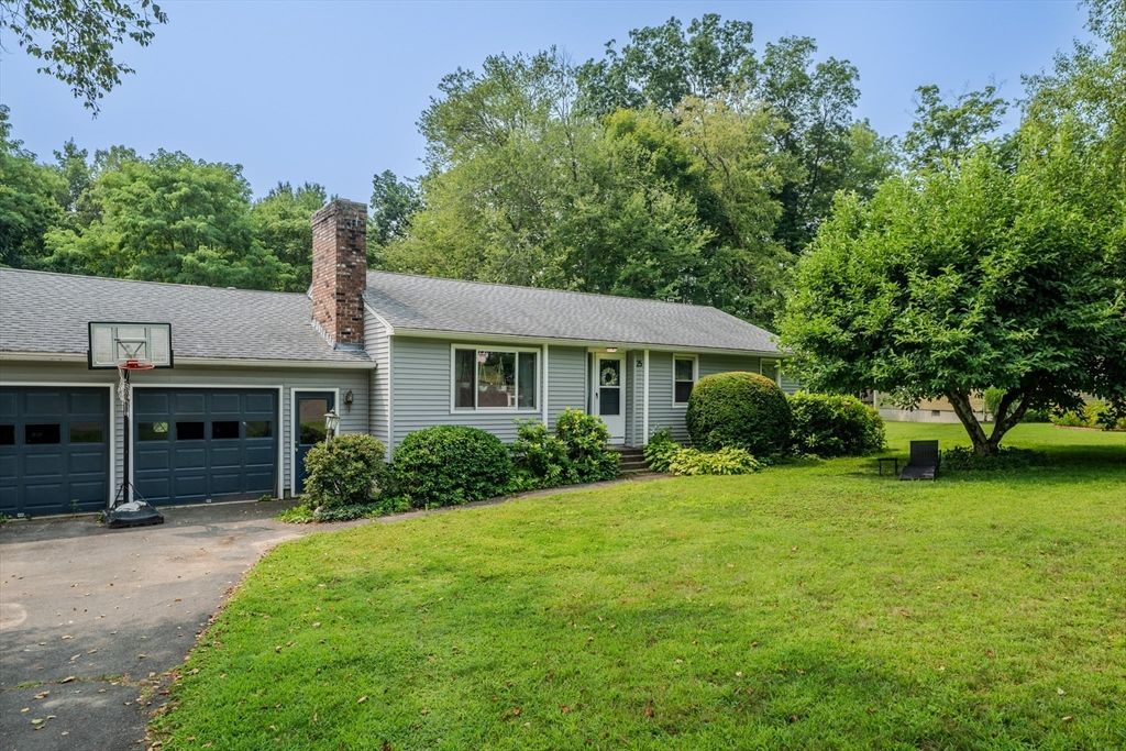 25 Meadowbrook Dr, Easthampton, MA 01027