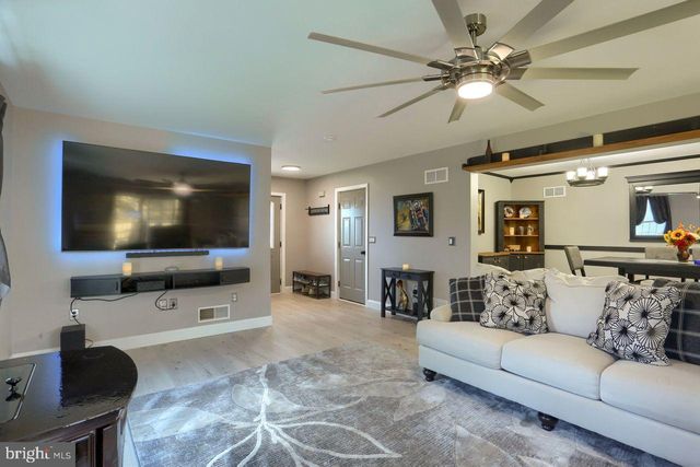 4 SMILEY DR, Mechanicsburg, PA 17050