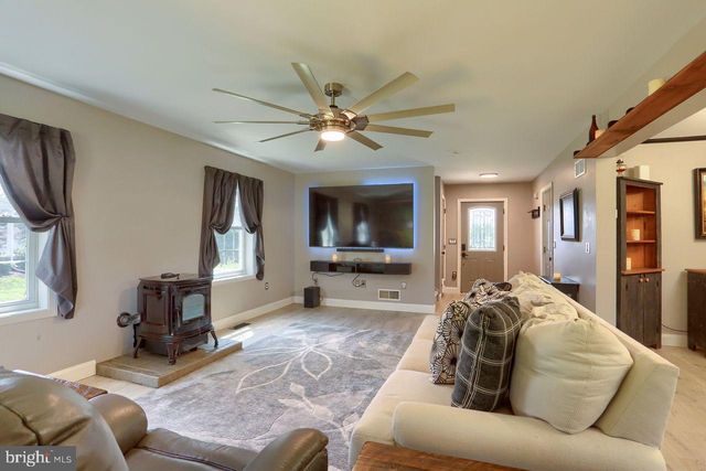 4 SMILEY DR, Mechanicsburg, PA 17050