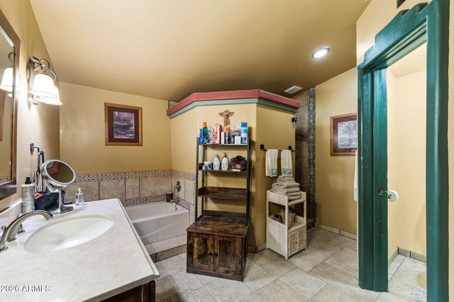 385 N TOMAHAWK Road, Apache Junction, AZ 85119