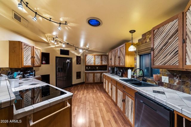 385 N TOMAHAWK Road, Apache Junction, AZ 85119