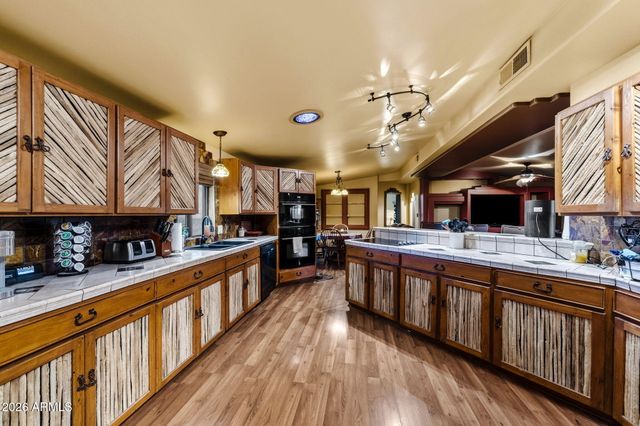 385 N TOMAHAWK Road, Apache Junction, AZ 85119