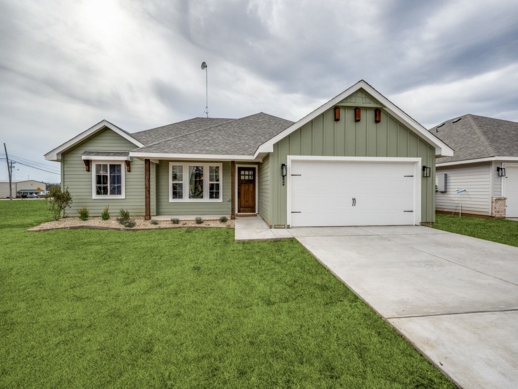 204 Walnut Street, Whitesboro, TX 76273