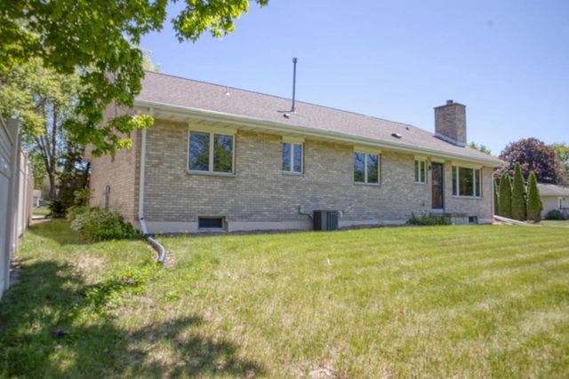 912 Edgewater COURT, Watertown, WI 53098