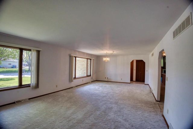 912 Edgewater COURT, Watertown, WI 53098