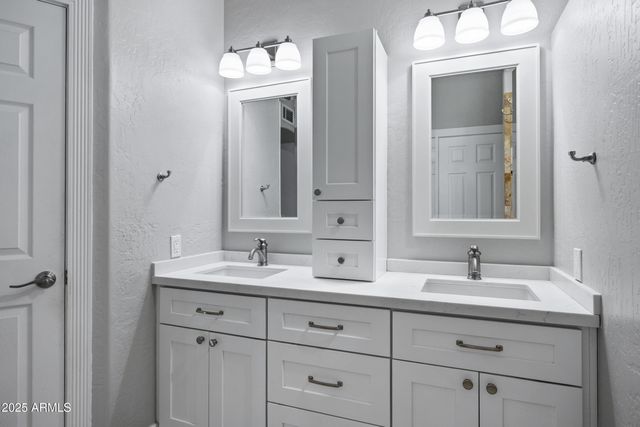 1161 W HONEYSUCKLE Lane, Chandler, AZ 85248