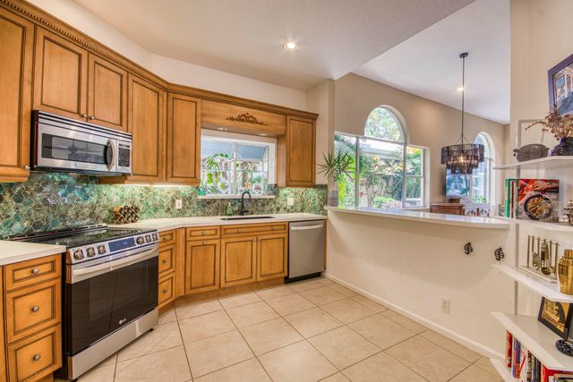 264 W Canterbury Dr W W, Palm Beach Gardens, FL 33418