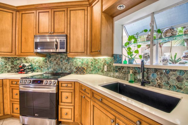 264 W Canterbury Dr W W, Palm Beach Gardens, FL 33418