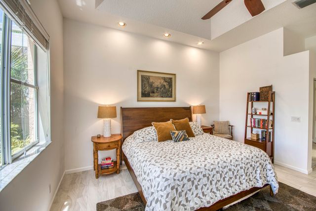 264 W Canterbury Dr W W, Palm Beach Gardens, FL 33418