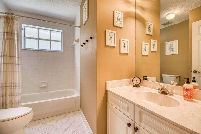 264 W Canterbury Dr W W, Palm Beach Gardens, FL 33418
