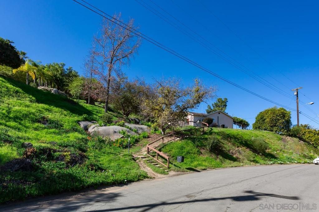 Image 4 of property listing at 2019 Avenida Penasco, El Cajon, CA 92019