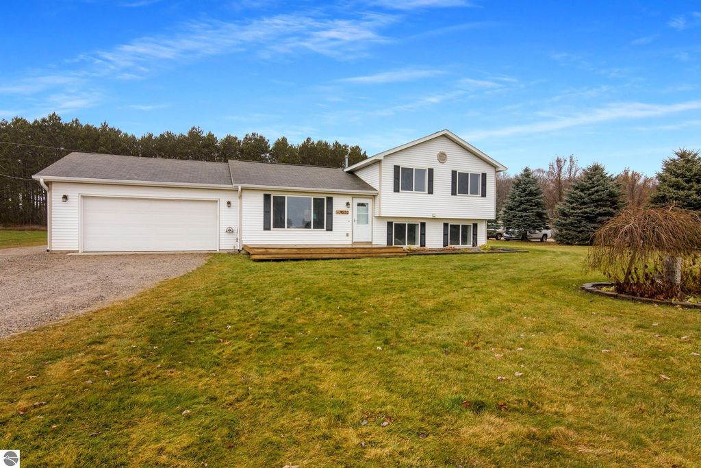 9532 Schichtel Road, Kingsley, MI 49649