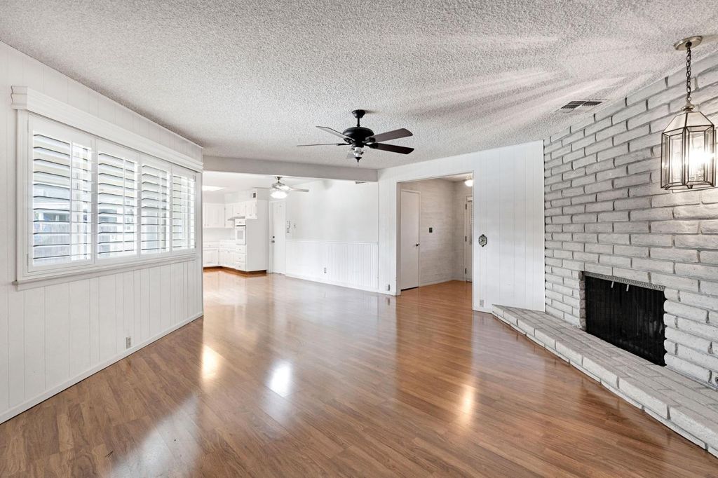 Image 11 of property listing at 2130 N Garden Avenue, Fresno, CA 93703