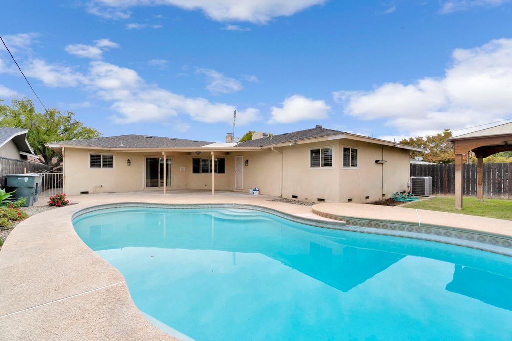 Image 29 of property listing at 2130 N Garden Avenue, Fresno, CA 93703