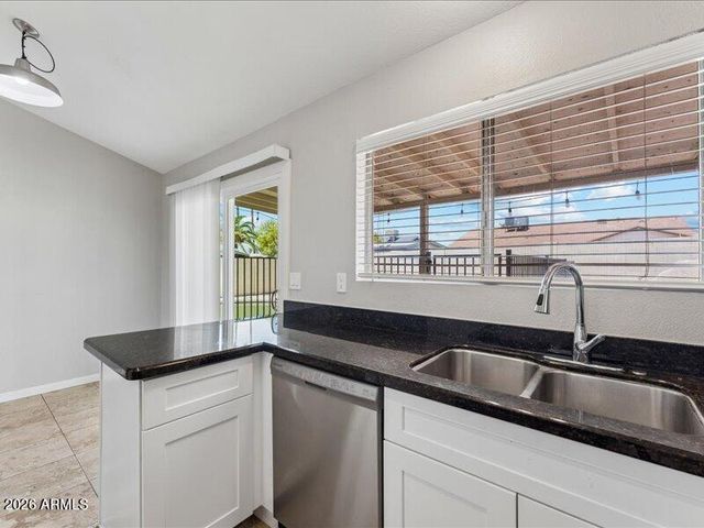 7522 W HIGHLAND Avenue, Phoenix, AZ 85033