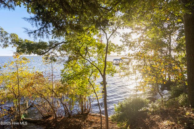 204 Lakeshore Drive, Lake Waccamaw, NC 28450