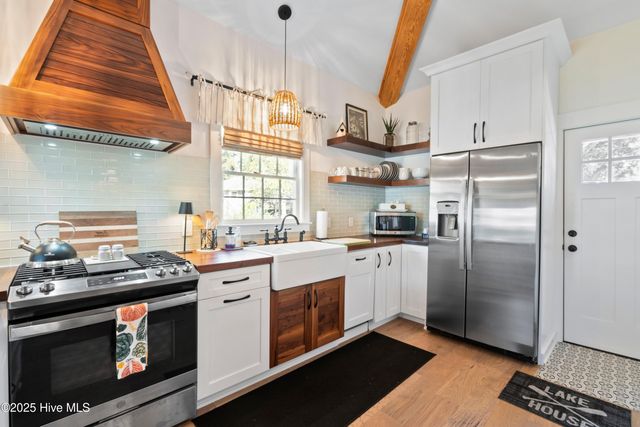 204 Lakeshore Drive, Lake Waccamaw, NC 28450