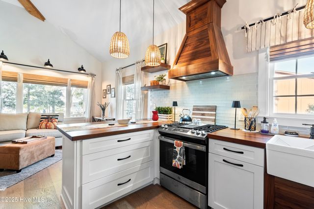 204 Lakeshore Drive, Lake Waccamaw, NC 28450