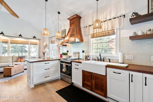 204 Lakeshore Drive, Lake Waccamaw, NC 28450