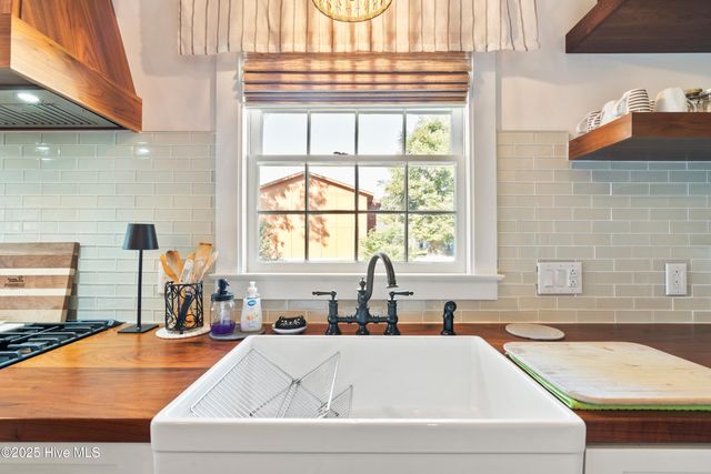 204 Lakeshore Drive, Lake Waccamaw, NC 28450